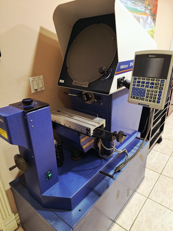 Optical comparator with digital readout in the inspection room